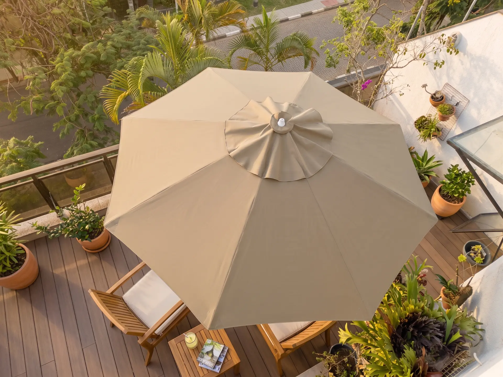 Ombrelone sob medida em varanda com vista para piscina